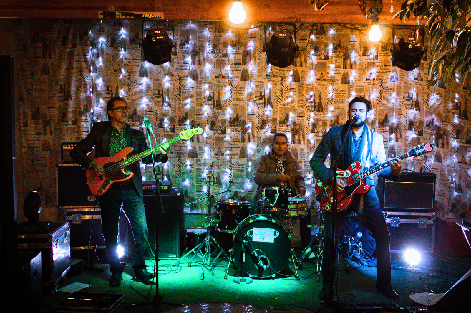 La banda completa en escena