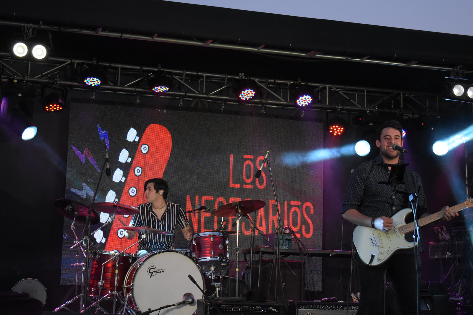 Los Necesarios en escenario con su lienzo