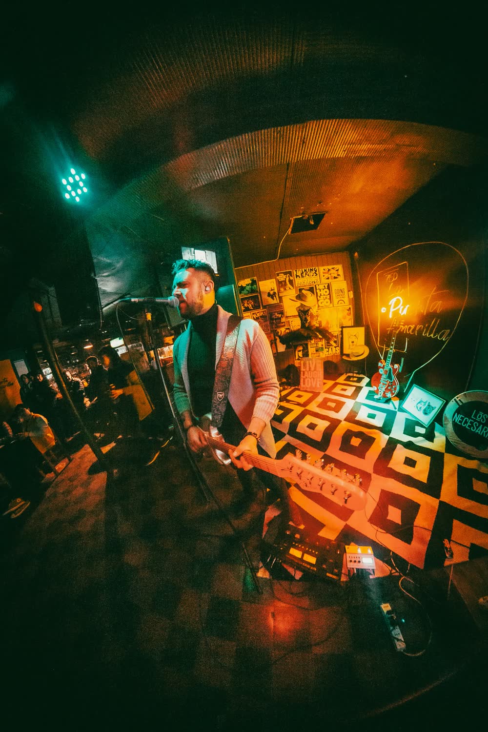 La banda tocando en un bar