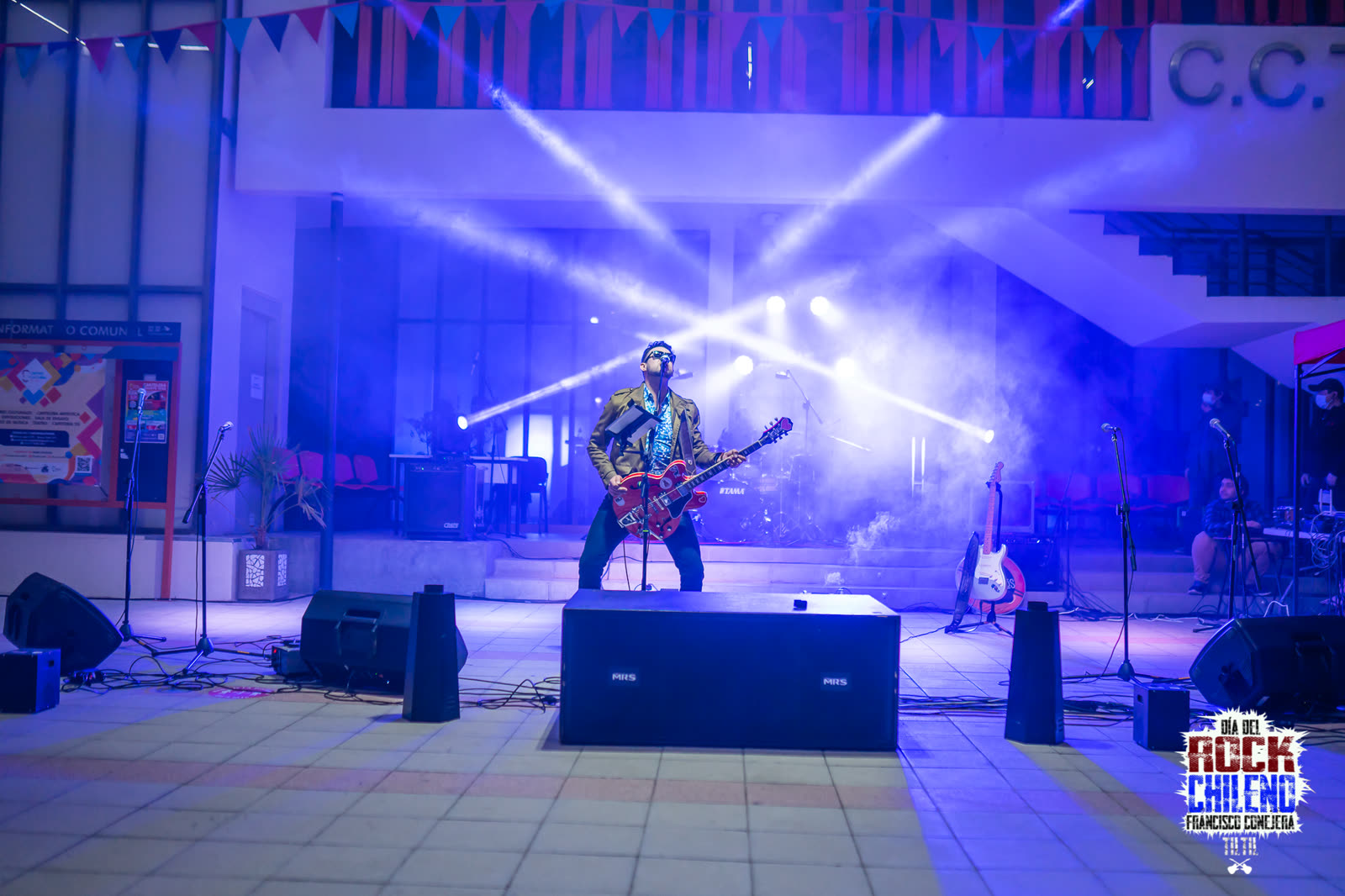 Escenario con luces azules y humo