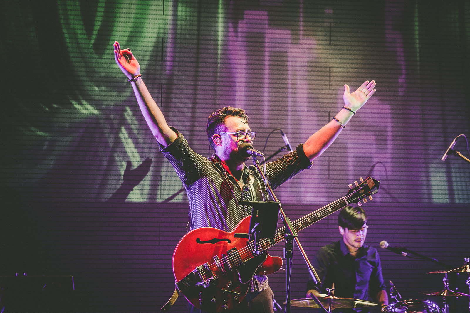 Adolfo Villalón con los brazos en alto durante un show