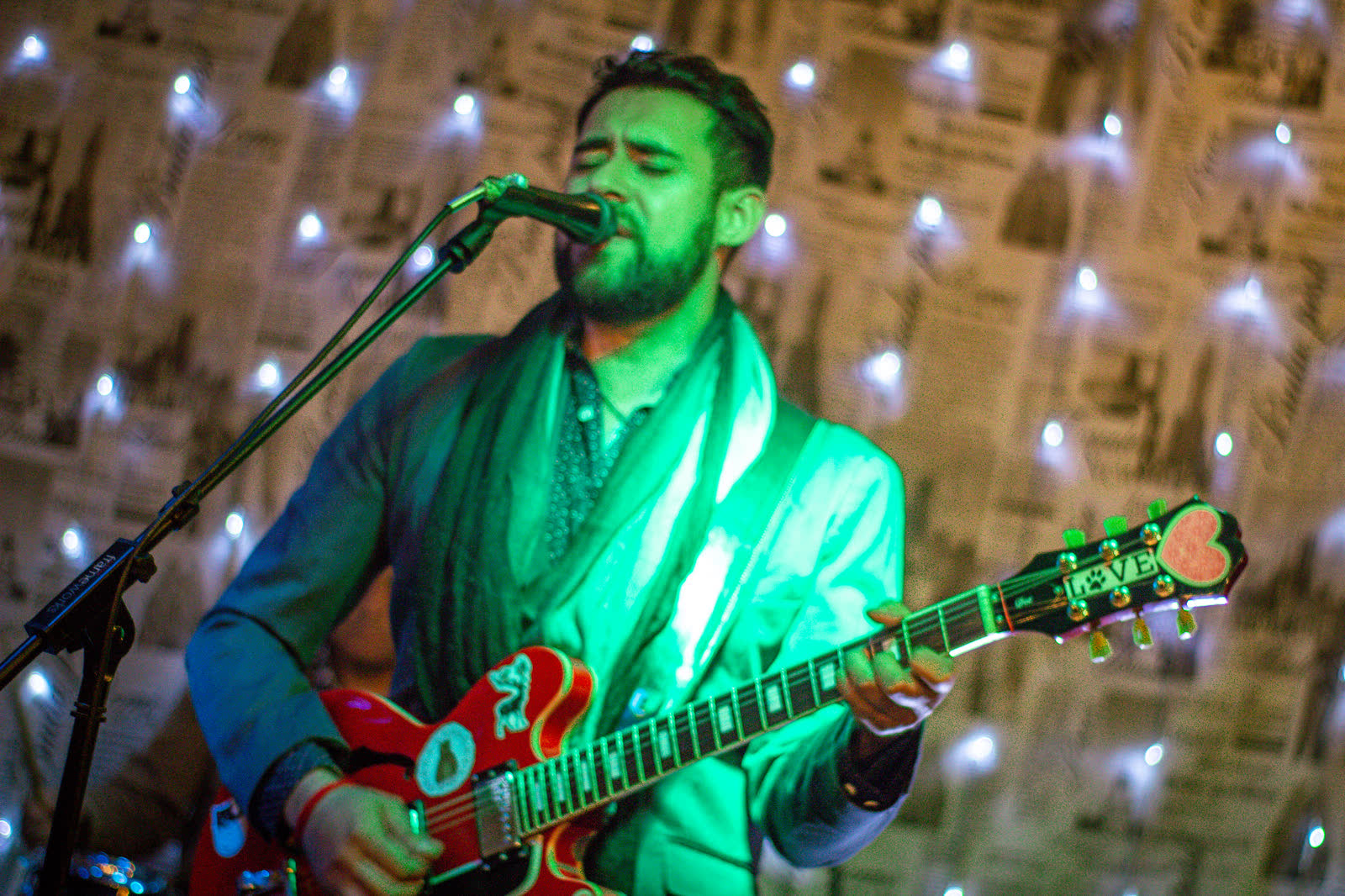 Adolfo Villalón cantando